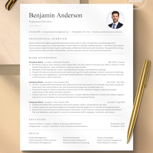 Può includere: Un modello di curriculum professionale per Benjamin Anderson con una foto circolare, sezioni per profilo professionale, esperienza lavorativa, istruzione e competenze, con una penna dorata a destra e una clip dorata in alto a sinistra.