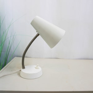 Vintage weiße Chrom Schreibtischlampe, Arbeitslampe, Tischlampe, Bürolampe, Mid Century Modern, niederländisches Design, 1960er/70