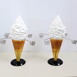 1 Links Dekorativer, Vintage, Eistütenhalter, Mid Century Eis statue, Resin