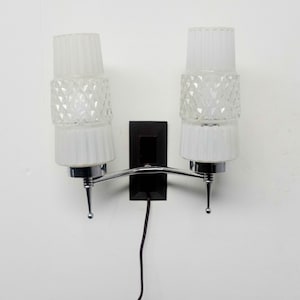 Vintage Wandlampe, Glas mit Teakholzfuß - dänisches Design, holländisches Design aus den 1960er Jahren, Chrom