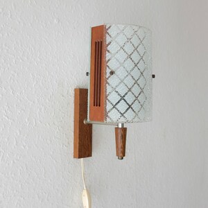 Vintage-Wandlampe, Glas mit Teakholz-Basis - dänisches Design, holländisches Design aus den 1960er Jahren
