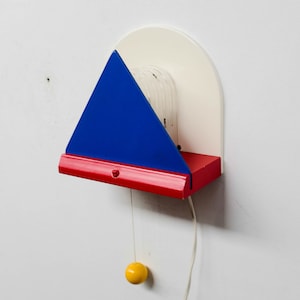 1980er Jahre IKEA, Wandlampe, Wandleuchte, Mitte des Jahrhunderts modern, Memphis-Stil, skandinavisch, niederländisch, Wandlampe, Holzleuchter mit Schirm