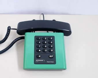 レトロな80年代のチェリーレッド電話機、角張った未来的なテレマックス