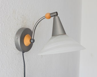 Applique murale de style Mid-Century Modern, design néerlandais, bois, laiton et verre, abat-jour en verre opalin dépoli, issu du design danois des années 80