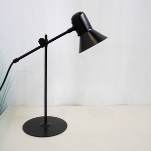 1980er Jahre, Veneta Lumi, Postmoderne, verstellbare Schreibtischlampe, Italien, Pop Art Black, Memphis-Stil, Tischlampe