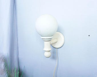 Lampada da parete in rovere svedese anni '80, vetro opalino bianco, lampada da parete in legno, prodotta in Svezia, base in legno, globo in vetro, bianco