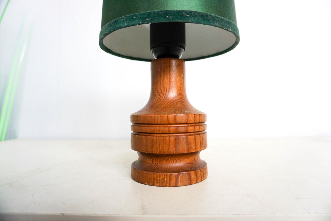 Vintage 70s swedish pine Table Lamp, Mid Century Modern, pine wood base , green clip on vintage lampshade, photo 4 of 5