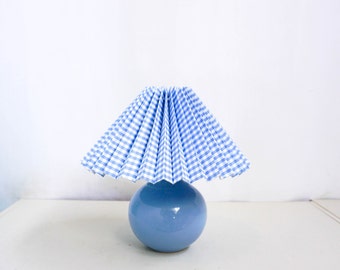 lampe de table en céramique vintage des années 80, moderne du milieu du siècle, abat-jour plissé bleu et blanc bleu