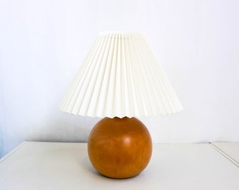 Lampe de table en chêne vintage des années 80, Mid Century Modern, base en bois de chêne massif, abat-jour plissé blanc crème