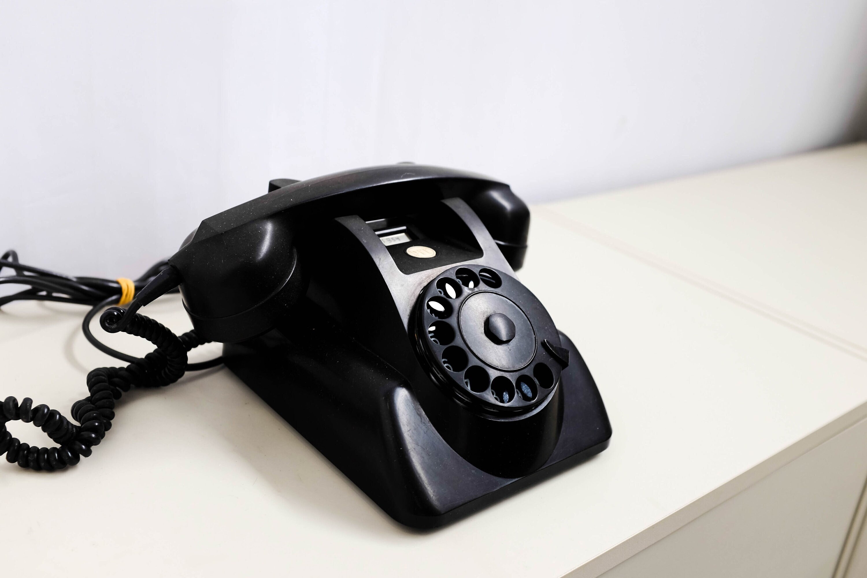 Téléphone cadran rotatif vintage noir - mi siècle téléphone