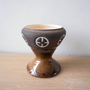 Vaso in ceramica danese Frank Keramik vintage anni '60 | Calice in ceramica artistica Mid-Century Modern | Motivo geometrico a croce marrone terra, Danimarca