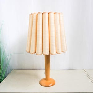 70年代のヴィンテージスウェーデン製パイン材テーブルランプ、ミッド
