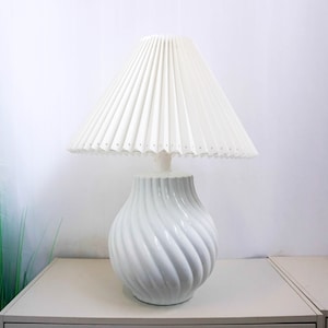 Große Vintage-Tischlampe aus niederländischer Keramik aus den 80er Jahren, Mid-Century Modern, weißer Sockel, weißer plissierter Lampenschirm