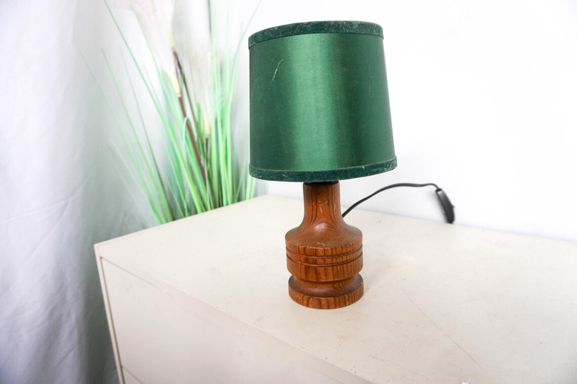 Vintage 70s swedish pine Table Lamp, Mid Century Modern, pine wood base , green clip on vintage lampshade, photo 3 of 5