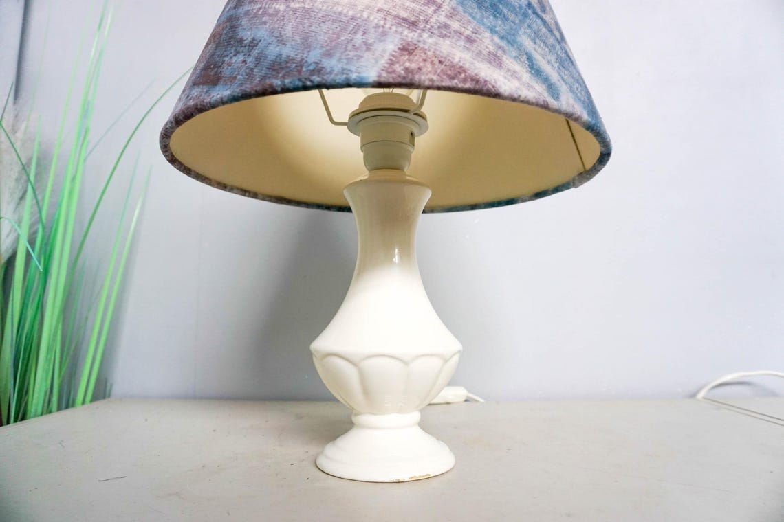 A Vintage 80s Dutch Ceramic Table Lamps, Mid Century Modern, cream white base , blue and white vintage lampshade, photo 4 sur 5