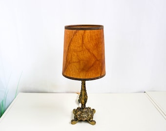 Lampe de table Art Nouveau français avec abat-jour vintage et base en bronze/laiton magnifiquement travaillée. France années 1950.
