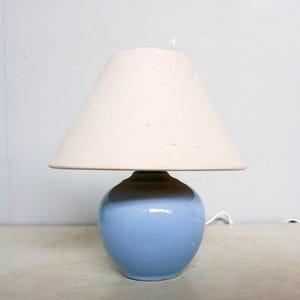 Petite lampe de table vintage en céramique des années 80, style moderne du milieu du siècle, base bleue, abat-jour blanc moderne