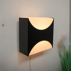 1960er Jahre Raak Amsterdam „Ludiek“ Wandleuchte, Niederlande 1960, schwarzes Metall, weißes mattes Glas, niederländisches Design
