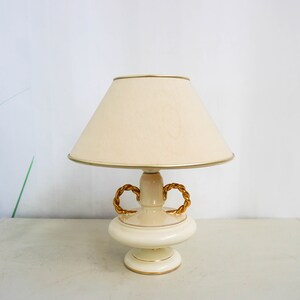 Holländsk bordslampa i keramik från 60-talet, modern stil, vit bas, krämvit vintageskärm, guld