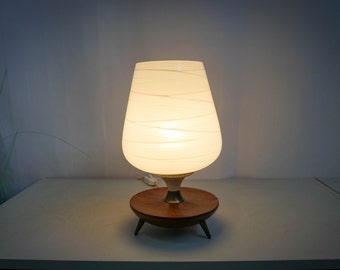 Nachttisch- oder Tischlampe aus der Mitte des Jahrhunderts, Milchglas-Kugelschirm, weißer Milchglasschirm, Schreibtischlampe, Philips, Teak-Messing-Glas