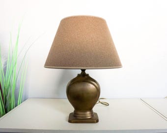 Abajur de mesa em latão dos anos 70 com cúpula vintage marrom e base de latão lindamente trabalhada.