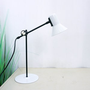 1980er Jahre, Veneta Lumi, Postmoderne, verstellbare Schreibtischlampe, Italien, Pop Art weiß, Memphis-Stil, Tischlampe