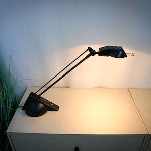 Lampada da tavolo postmoderna anni &#39;80, design minimalista, prodotta in Olanda, lampada da scrivania moderna di metà secolo, struttura in metallo rosso, lampada da lavoro