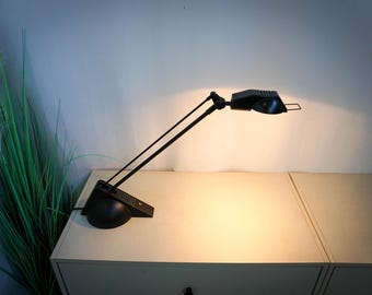 Postmoderne Tischleuchte der 1980er Jahre, minimalistisches Design, hergestellt in Holland, Mid-Century-Modern, Schreibtischleuchte, rotes Metallgestell, Arbeitsleuchte