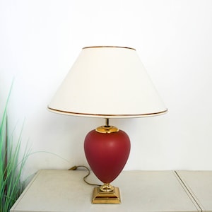 Abajur de cerâmica vermelha Borgonha dos anos 1980 com base de acabamento em metal dourado, abajur moderno branco creme, estilo regência de Hollywood