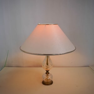 Anni &#39;70, Germania, lampada da tavolo in vetro d&#39;ottone, lampada da tavolo vintage molto rara, ottone, vetro trasparente, stile regency di Hollywood
