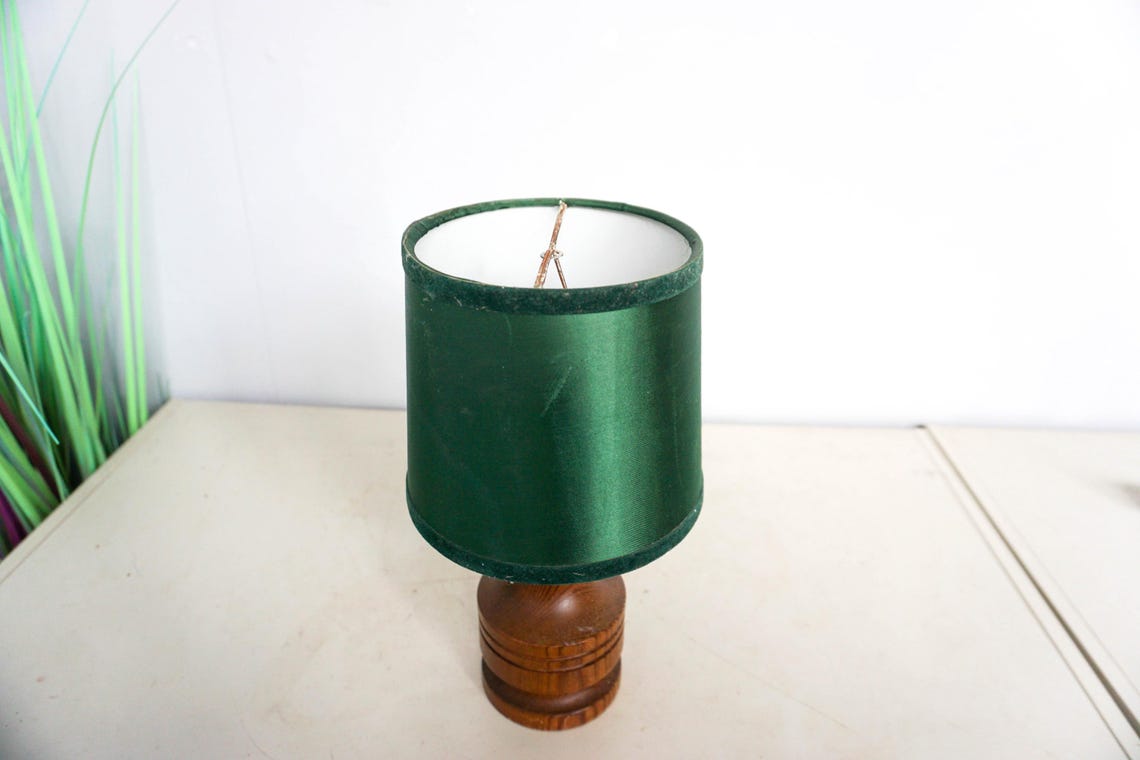 Vintage 70s swedish pine Table Lamp, Mid Century Modern, pine wood base , green clip on vintage lampshade, photo 2 of 5