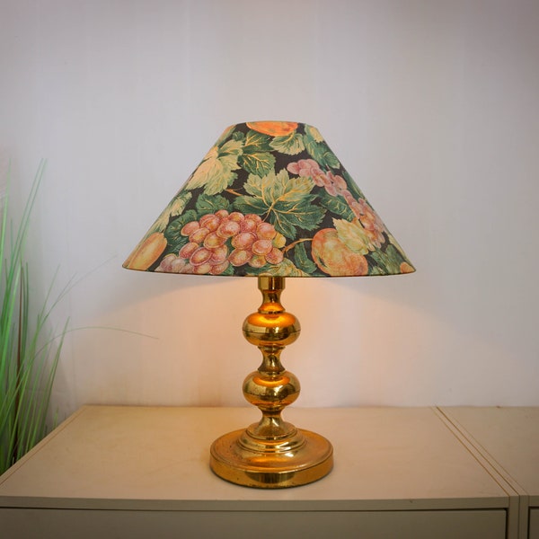 Lampe de table en laiton des années 1970 avec abat-jour moderne à décor de fruits et de fleurs et base en bronze/laiton magnifiquement ciselée
