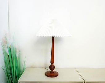 1 de 2 Lámpara de mesa alta de madera de teca de Dinamarca, década de 1970, lámpara de mesa vintage muy rara de los años 70, lámpara de mesa, diseño danés, pantalla plisada blanca