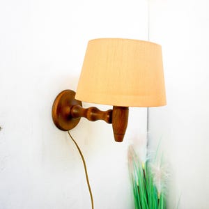 Wandlampe aus Eichenholz aus der Mitte des Jahrhunderts mit Arm, schwedische moderne Beleuchtung, 1960er Jahre, skandinavisch, dänisch, niederländisch, Wandlampe, Wandleuchte aus Holz mit Schirm