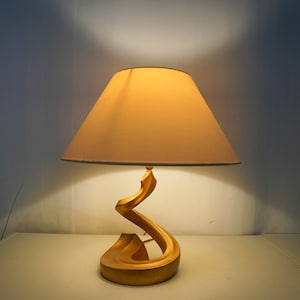 Lampada da tavolo Cobra degli anni &#39;80, Germania, lampada da tavolo in ottone Mid Century, stile hollywood regency, aspetto dorato