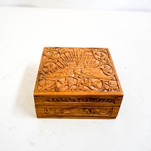 Antik träjeparalåda, kolonial art déco snidad lövträlåda, liten vintage prydnadslåda, indonesisk javanesisk snidad trälåda