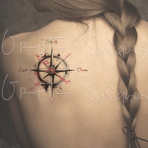 Puede incluir: Un diseño de tatuaje de brújula en negro y rojo con las palabras "Love", "Dreams" y "Stay Kids". El tatuaje está en la espalda de una persona. La persona tiene el pelo largo y trenzado.