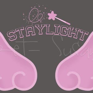 Puede incluir: Gráfico de alas de ángel rosas con la palabra "STAYLIGHT" en una fuente universitaria, una varita mágica en forma de estrella y un rastro de chispas sobre un fondo gris. Tema de fantasía.