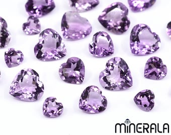 Könnte beinhalten: Eine Sammlung herzförmiger Amethyst-Edelsteine in verschiedenen Größen. Die Edelsteine sind tiefviolett und haben eine glatte, polierte Oberfläche.