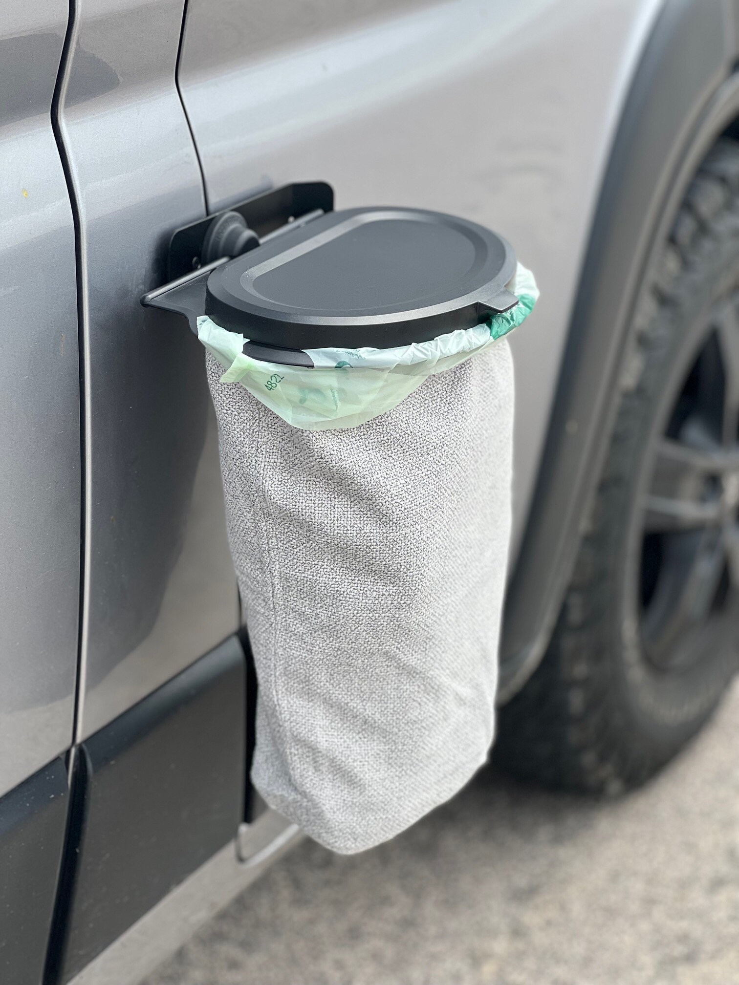 pattumiera per auto con coperchio - sacchetto della spazzatura per auto appeso con tasche portaoggetti pieghevole e bidone della spazzatura per auto portatile del 2026 a $21.99