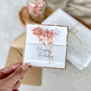 Klappkarte Kraftpapier klein quadratisch gerissene Karte JENN rosa Happy Birthday mit Trockenblume + Briefumschlag