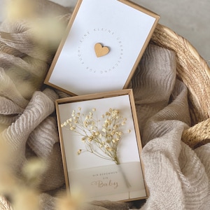 Geschenkschachtel LESLIE Holzherz Schwangerschaftsverkündung - Überraschung für EUCH/DICH - Wir bekommen ein Baby kl. Trockenblumenstrauß