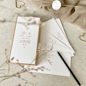 Box MAGALI Weil du die Liebe meines Lebens bist - 12 Karten für 12 Dates für Paare + 12 Briefumschläge - personalisierter Anhänger