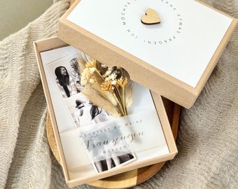 Geschenkschachtel LESLIE BEIGE Holzherz Trockenblumenstrauß Möchtest du meine Trauzeugin sein? opt. mit Bilderstreifen (eigene Bilder)