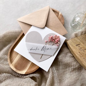 Carte pliante coeur carré NIKA Merci maman avec fleur séchée + enveloppe papier kraft