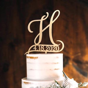 Gepersonaliseerde bruidstaarttopper, taarttopper met initiaal en datum, monogram bruidstaarttopper, houten taarttopper, gouden taarttopper H