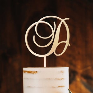 Topper de pastel de boda de oro, topper de pastel de monograma, topper de pastel de iniciales, topper de pastel de madera, topper de pastel rústico, topper de pastel D, personalizado