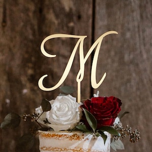 Topos de bolo de casamento com letras, topos de bolo com iniciais, topos de bolo personalizados, topos de casamento de madeira, topos de bolo dourados, topos de bolo personalizados M