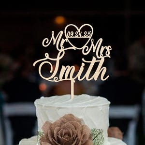 Topper per torta nuziale con un cuore e una data, Topper per torta personalizzato, Topper per torta rustico, Topper per torta personalizzato Mr Mrs, Topper per torta con cognome