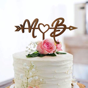 Freccia Rustic Wedding Cake topper, Wedding Cake Topper, Arrow Cake Topper, iniziali Cake Topper, topper per torta monogramma, topper per torta cuore B M